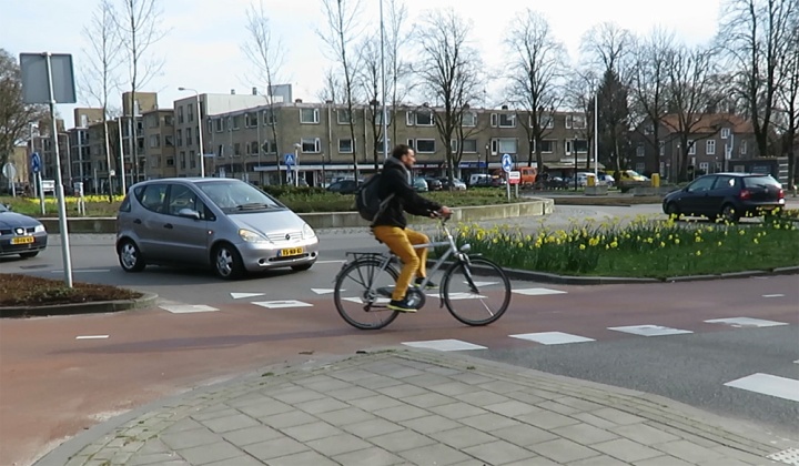 A new roundabout in Utrecht. Right of way for cycling on a bi-directional cycleway around the roundabout.