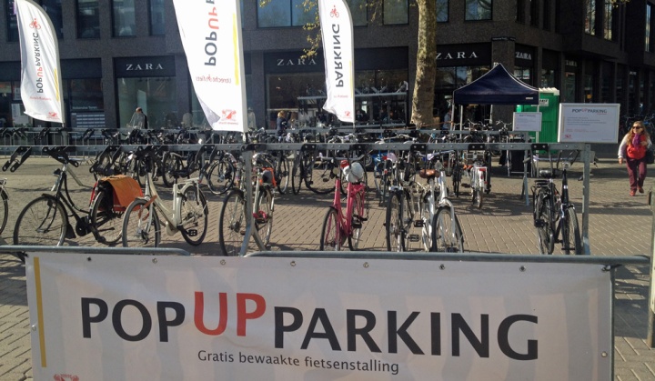 Pop-up bicycle parking on Vredenburg in Utrecht. 